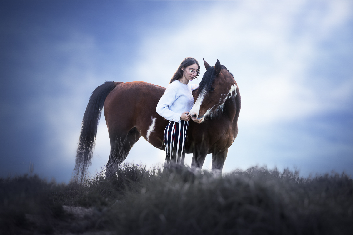 cheval pie bai espagnol seance photo plage cavalière bleu