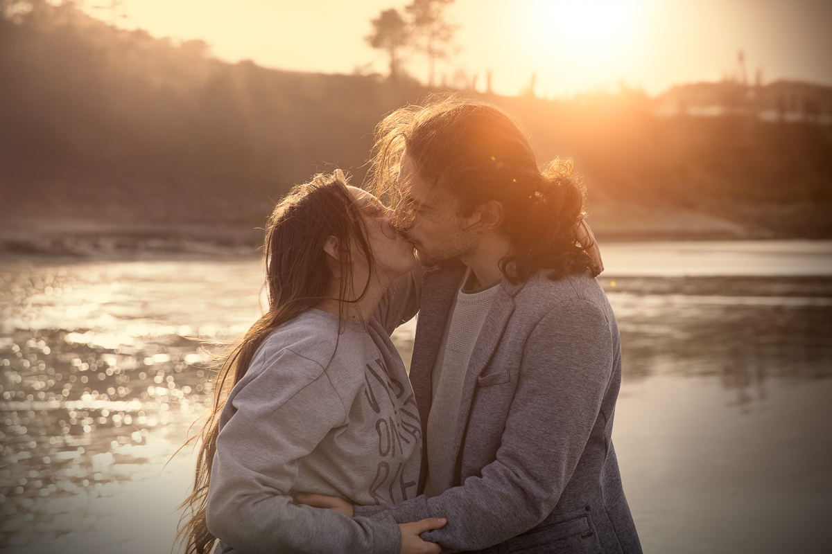 couple s'embrasse sur la plage couche de soleil seance photo pro
