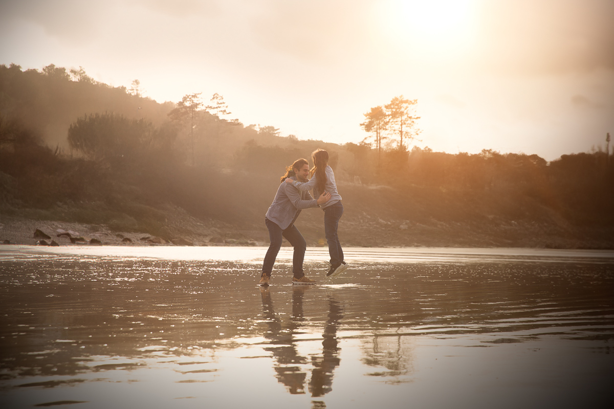 couple joue sur la plage couche de soleil