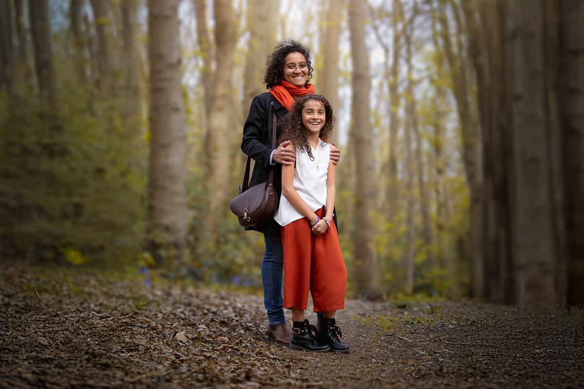 Jeune fille enfant et sa maman foret seance photo pro