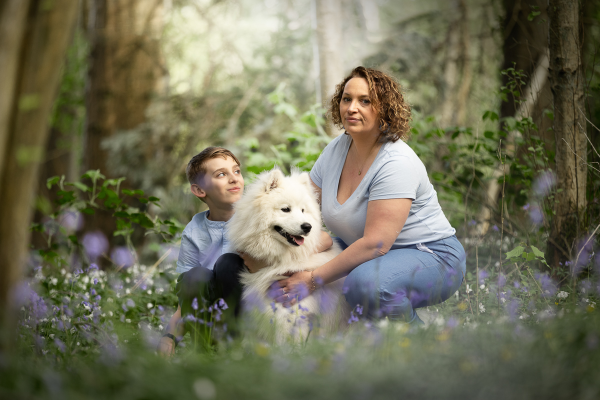 Seance photo enfant et sa maman mere et fils foret chien blanc samoyede