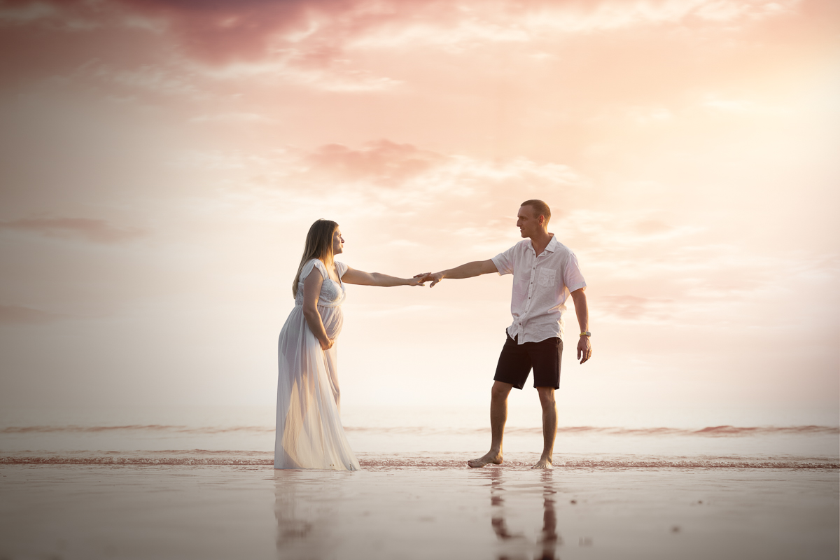 seance photo grossesse couple plage