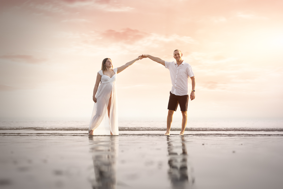 seance photo grossesse couple plage