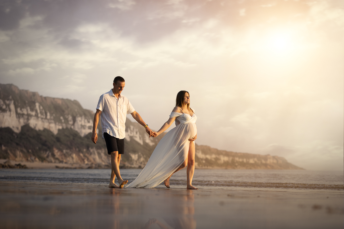seance photo grossesse couple plage