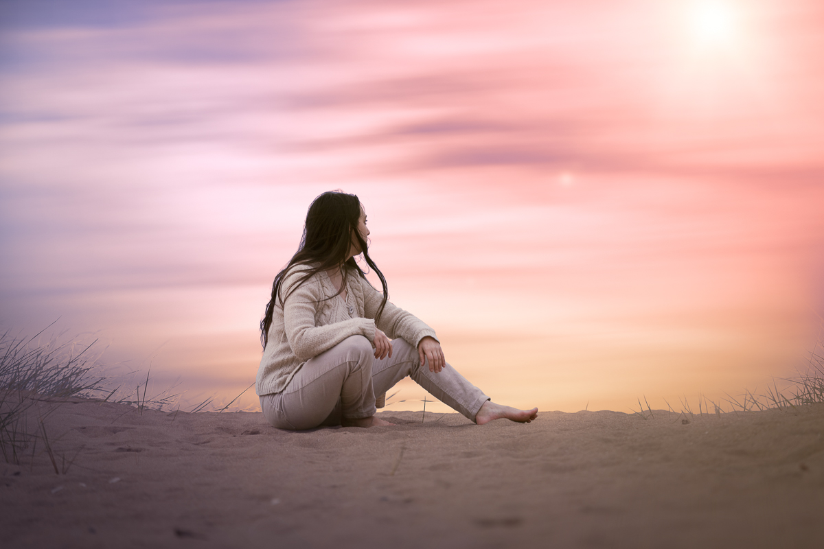 seance photo en solo sur la plage femme regarde la mer