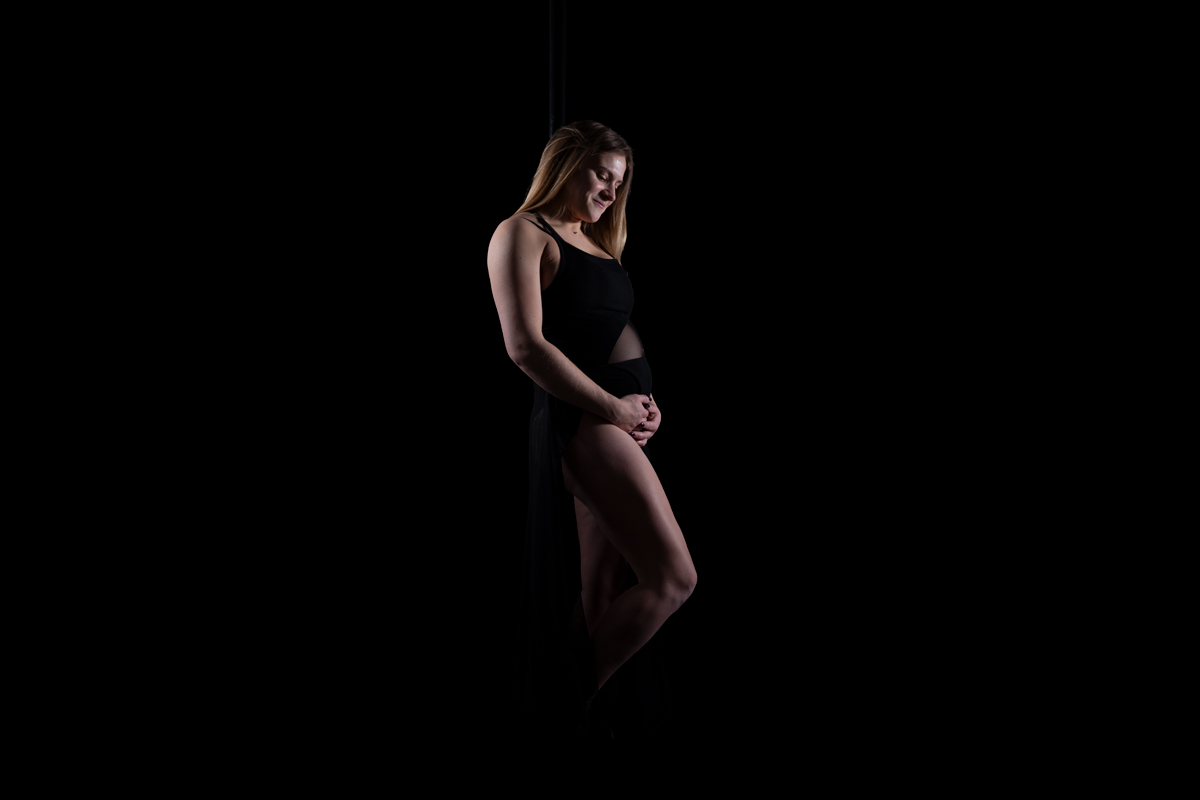 studio fond noir effet de lumière grossesse seance photo professionnelle