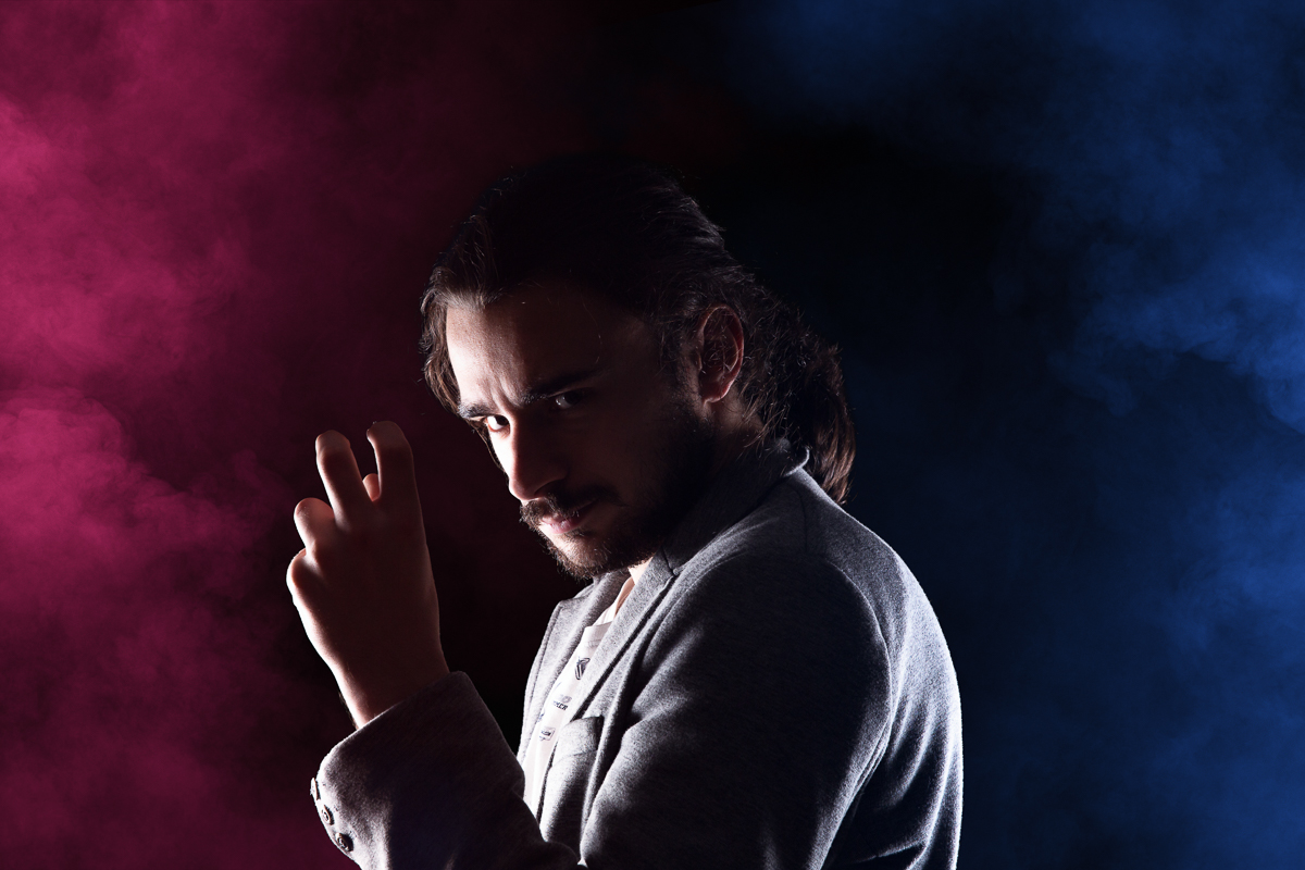 photographe professionnel studio colore fumée artistique fond noir